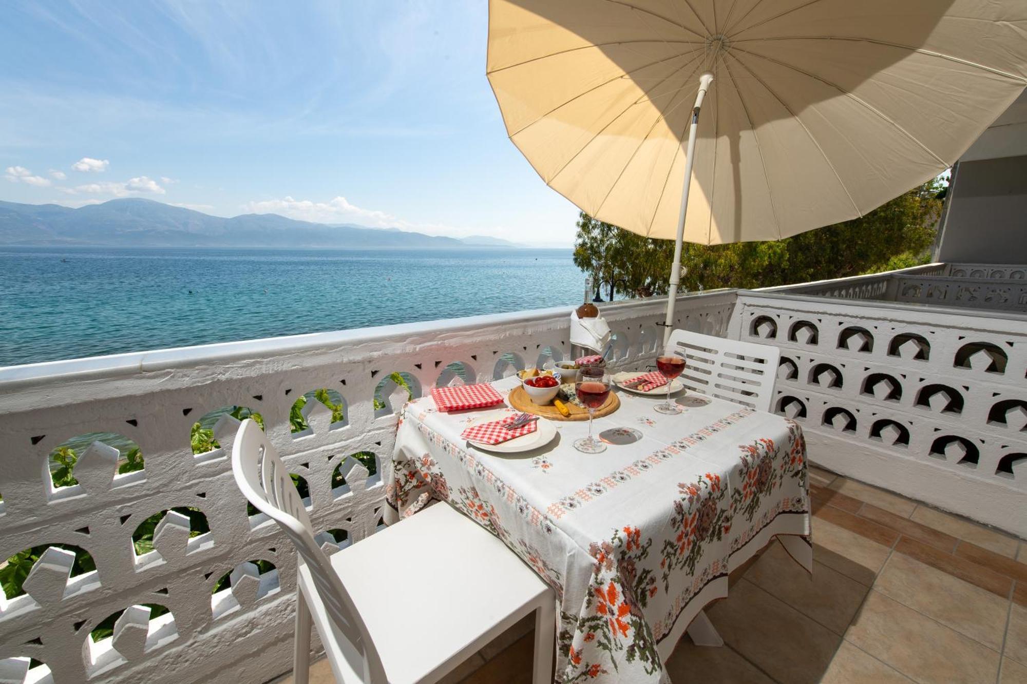 Moukas Seaside Apartments Romantico Селианитика Экстерьер фото